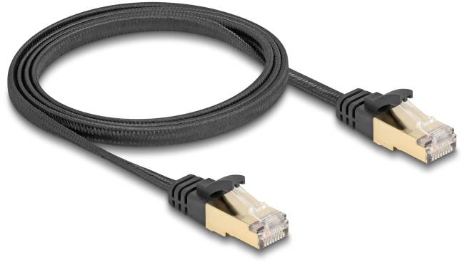 Schwarzes Ethernet-Kabel mit Goldsteckern, verwendet für Netzwerkverbindungen.