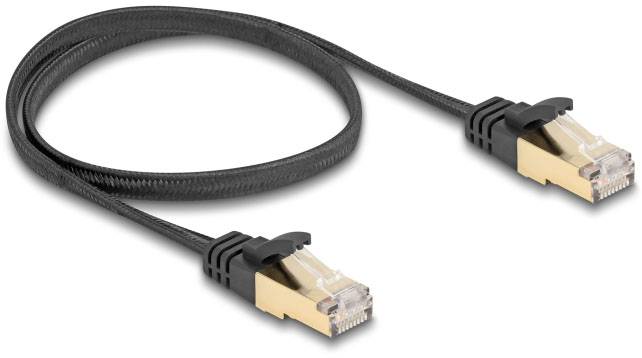 Ein schwarzes Ethernet-Kabel mit goldenen Steckern an beiden Enden, geeignet für Netzwerkverbindungen.