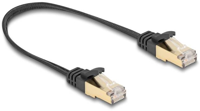 Ein schwarzes Ethernet-Kabel mit goldfarbenen Steckern an beiden Enden, geeignet für Netzwerkverbindungen.