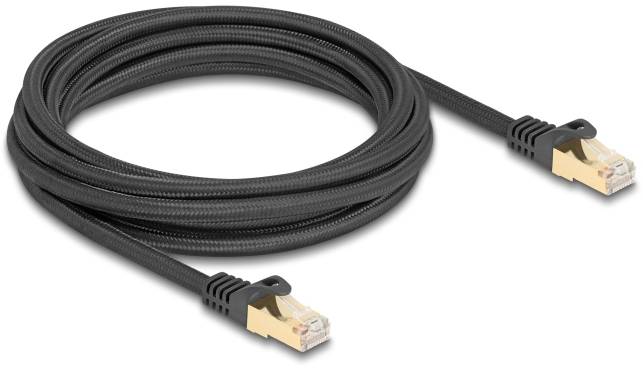 Ein schwarzes Ethernet-Kabel mit goldfarbenen Steckern an beiden Enden, aufgerollt und in der Mitte des Bildes platziert.