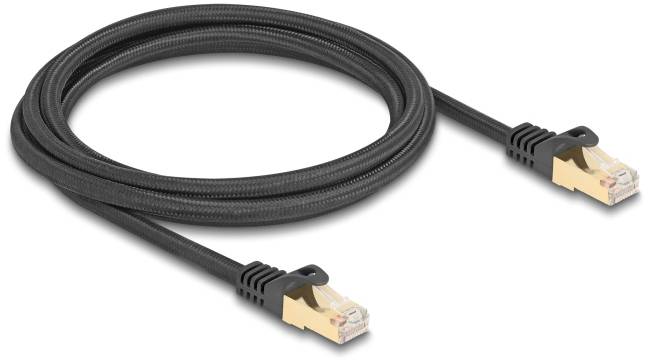 Ein schwarzes Netzwerkkabel mit goldenen RJ45-Steckern an beiden Enden, geeignet für Internetverbindungen und Netzwerke.