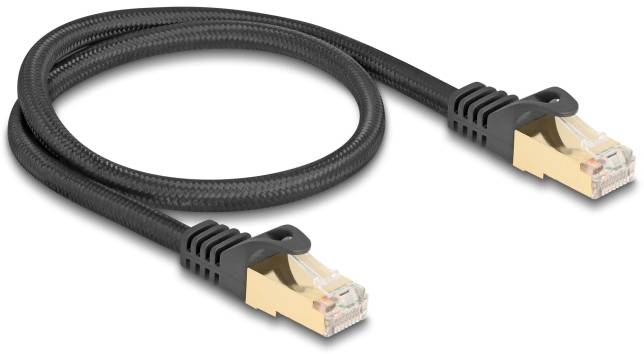 Schwarzes Ethernet-Kabel mit goldfarbenen RJ45-Steckern an beiden Enden, aufgerollt auf weißem Hintergrund.