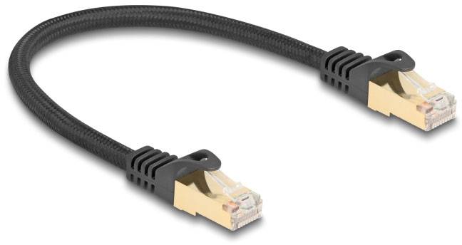 Schwarzes Ethernet-Kabel mit zwei goldfarbenen Steckern an den Enden, verwendet zur Netzwerkverbindung von Geräten.