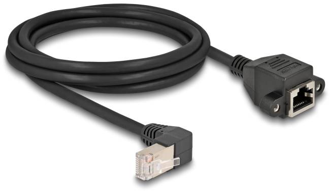 Schwarzes Ethernet-Kabel mit einem RJ45-Stecker auf einer Seite und einer Buchse auf der anderen. Geeignet für Netzwerkverbindungen.