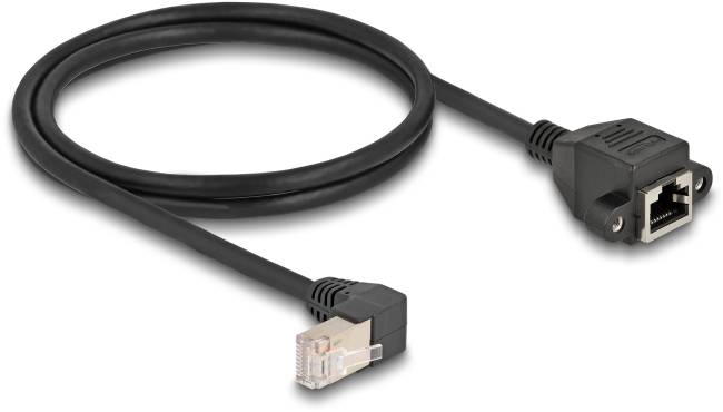 Ein schwarzes Ethernet-Kabel mit einem rechtwinkligen Stecker auf einer Seite und einer Ethernet-Buchse auf der anderen.