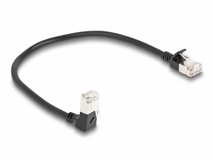 Ein schwarzes Ethernet-Kabel mit zwei RJ45-Steckern, leicht gebogen, auf weißem Hintergrund.