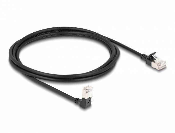 Ein langes, schwarzes Ethernet-Kabel mit RJ45-Steckern an beiden Enden, geeignet für Netzwerkinstallationen.