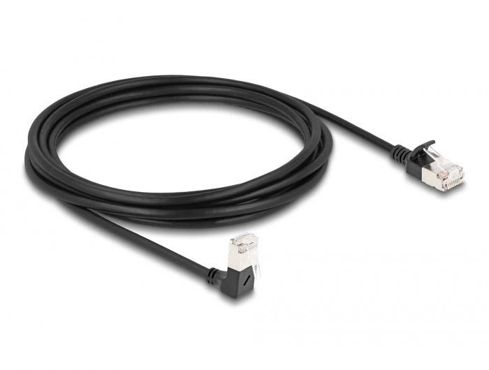 Schwarzes Ethernet-Kabel mit zwei RJ-45-Steckern an den Enden; ideal für die Verbindung von Netzwerkgeräten.