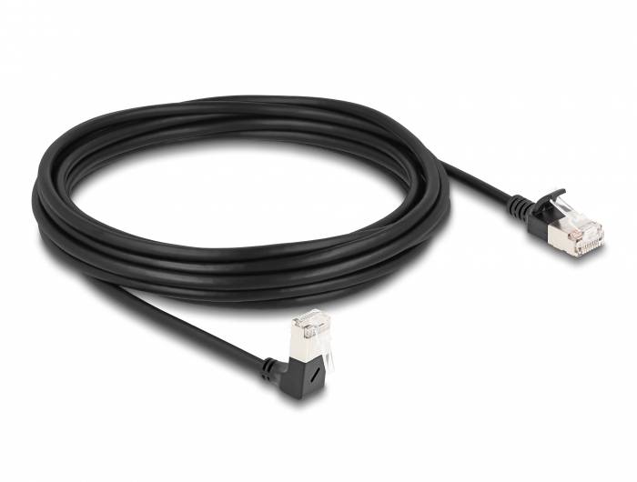 Schwarzes Ethernet-Kabel mit zwei RJ45-Steckern, die für Netzwerkverbindungen verwendet werden.