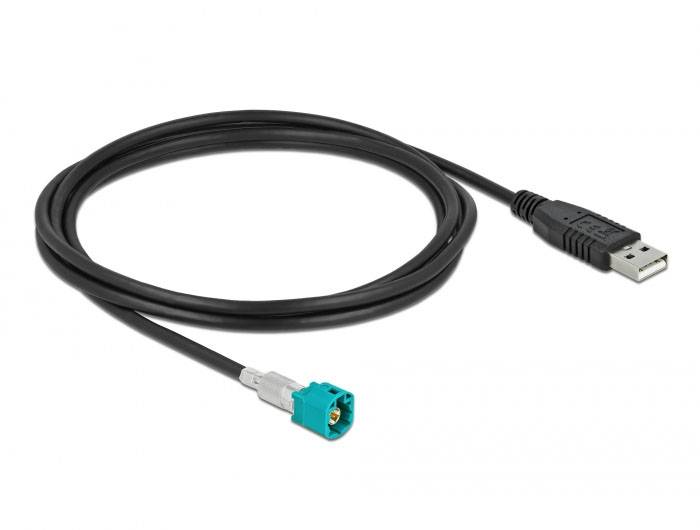 Ein schwarzes USB-Kabel mit einem USB-Stecker auf der einen Seite und einem blauen Steckverbinder auf der anderen. Geeignet für Elektronikverbindungen.