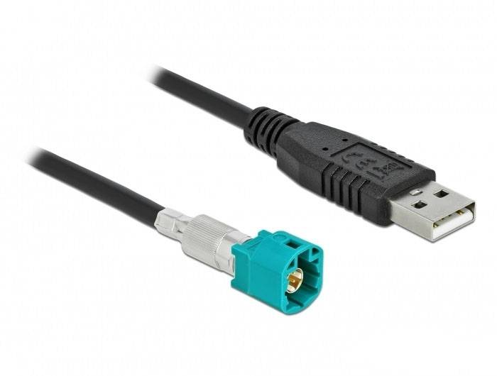Ein USB-A-Stecker ist mit einem Fakra-Stecker verbunden. Der Fakra-Stecker ist blau und aus Kunststoff, der USB-Stecker ist schwarz.