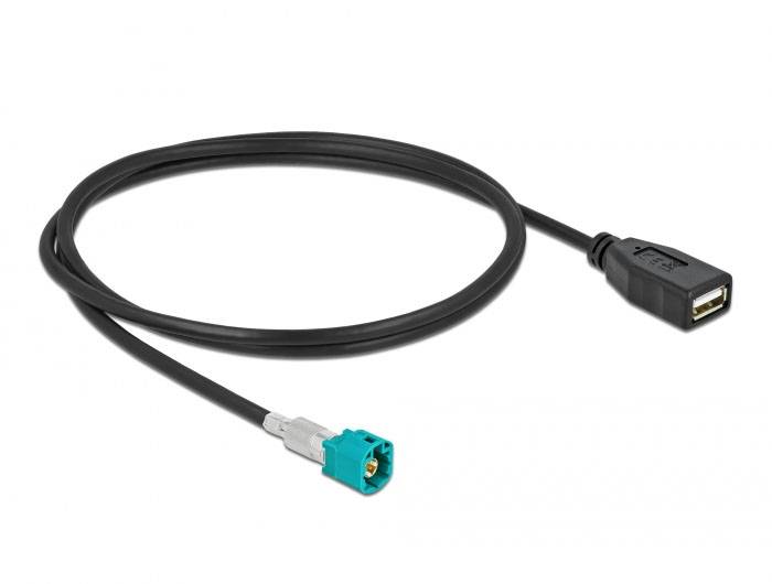 Ein schwarzes USB-Kabel mit einem blauen Fakra-Stecker auf der einen Seite und einem USB-A-Anschluss auf der anderen.
