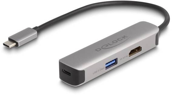 Ein USB-C-Hub mit drei Anschlüssen: USB-C, USB-A und HDMI. Er ist grau und rechteckig, mit einem kurzen schwarzen Kabel.