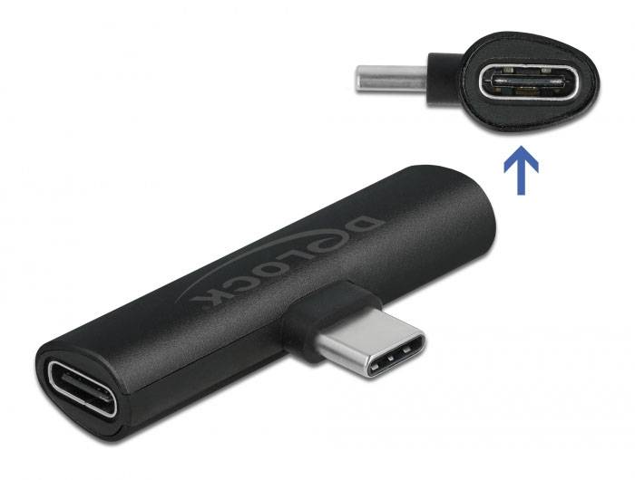 Schwarzer USB-C Adapter mit seitlichem Port und Stecker, neben einer Nahaufnahme des Anschlusses. Blauer Pfeil zeigt auf den zweiten Port.