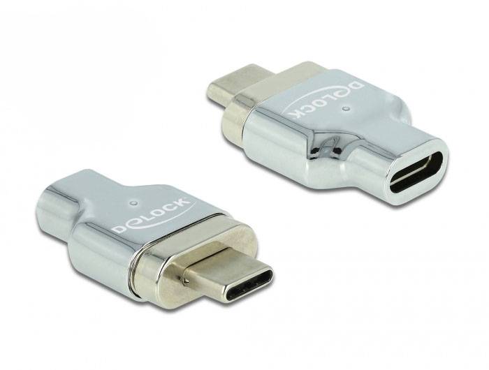 Zwei silberne USB-C-Adapter. Einer zeigt den Stecker, der andere die Buchse. Auf beiden ist der Schriftzug 'DELOCK'.