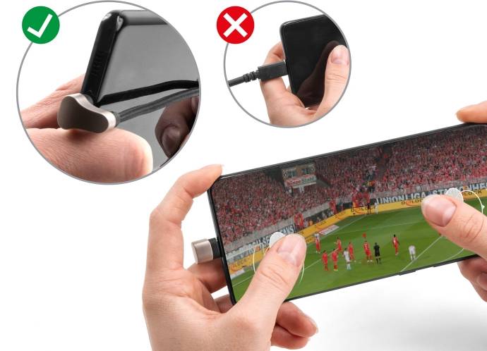 Zwei Hände halten ein Smartphone mit Fußballspiel. Oben links: 'Richtig' zeigt Smartphone seitlich, oben rechts: 'Falsch' mit Kabel.