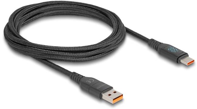 Ein schwarzes geflochtenes USB-Kabel mit einem USB-A-Stecker auf der einen und einem USB-C-Stecker auf der anderen Seite.