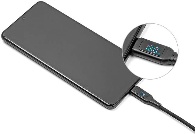 Smartphone wird durch ein Kabel aufgeladen, das die Ladegeschwindigkeit in einem kleinen Display anzeigt.