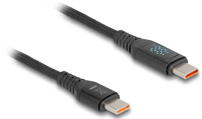 Zwei USB-C Kabel mit schwarzen Steckern und orangefarbenen Innenanschlüssen. Das Gehäuse ist schwarz mit blauen Zeichen.