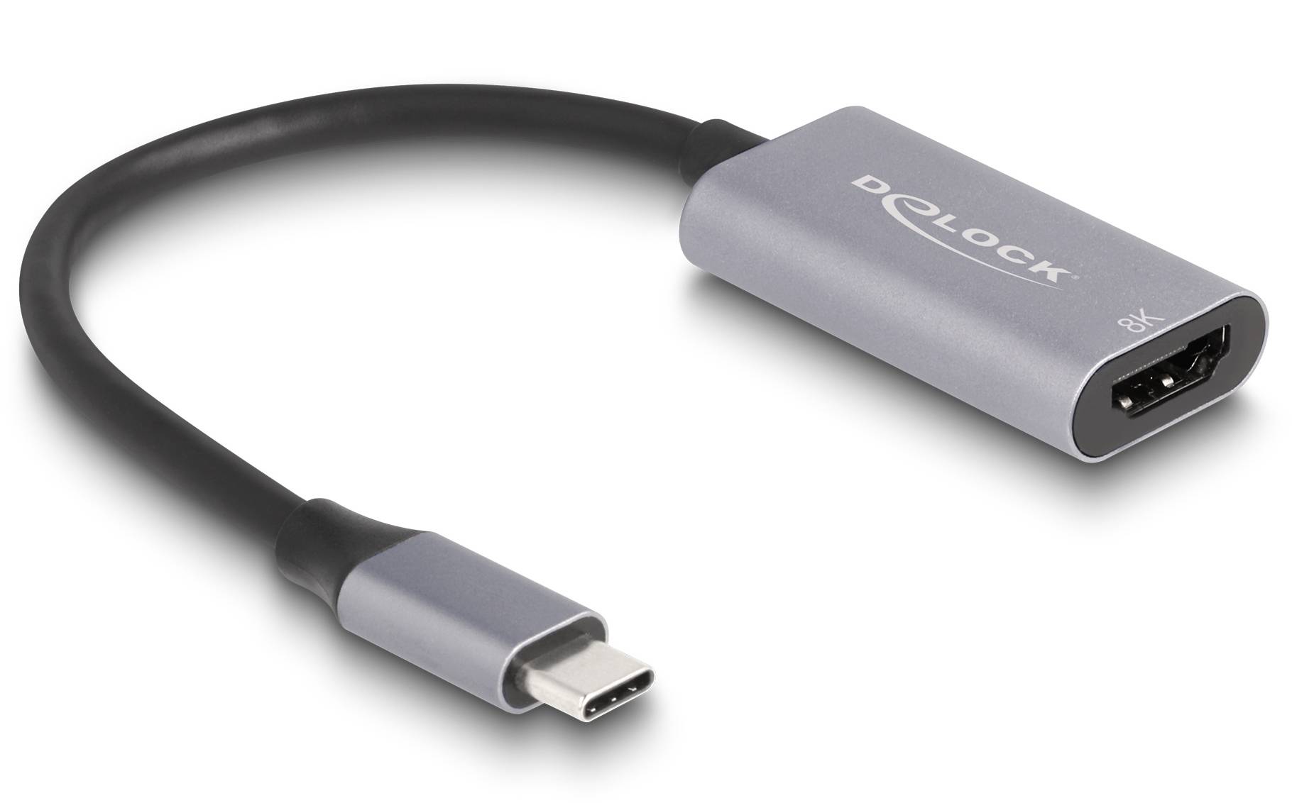 USB-C-auf-HDMI-Adapter von Delock, geeignet für 8K-Übertragungen. Schwarzen Kabel mit grauen Anschlüssen verbindet Geräte zum Fernseher.