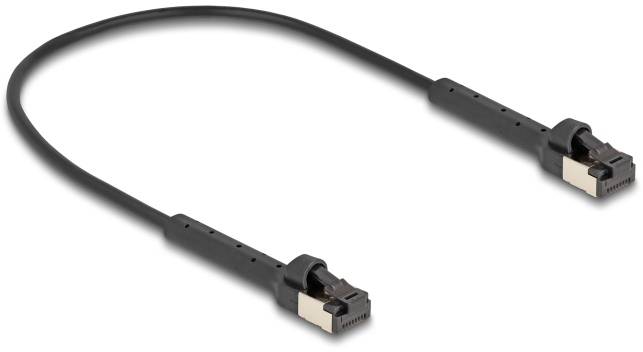 Schwarzes, flaches Datenkabel mit zwei identischen Metallsteckern an beiden Enden, geeignet für Hochgeschwindigkeitsverbindungen.