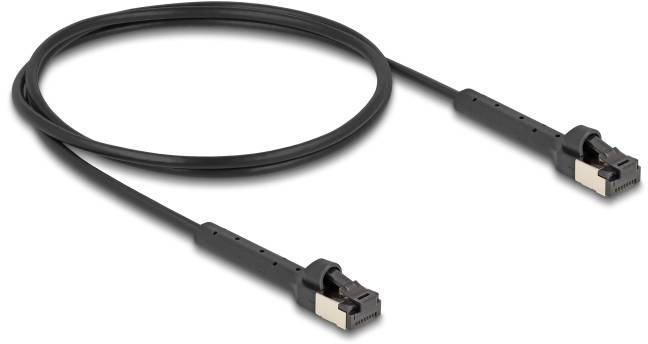 Schwarzes Datenkabel mit zwei identischen Steckern an den Enden, auf einem weißen Hintergrund.