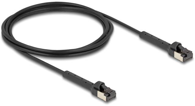 Ein schwarzes Netzwerkkabel mit zwei RJ45-Steckern an den Enden, typischerweise verwendet für Ethernet-Verbindungen.