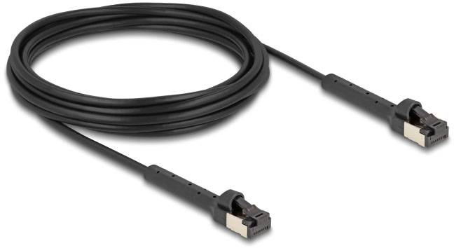 Ein schwarzes Netzwerkkabel mit RJ45-Steckern an beiden Enden, geeignet für Ethernet-Verbindungen.