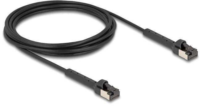 Ein schwarzes Netzwerkkabel mit zwei RJ45-Steckern an den Enden, liegt aufgerollt auf einer weißen Oberfläche.