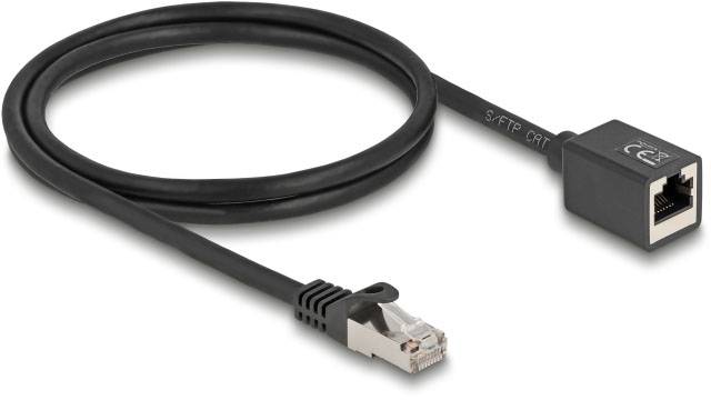 Schwarzes Ethernet-Verlängerungskabel mit RJ45-Stecker an einem Ende und RJ45-Buchse am anderen Ende, geeignet für Netzwerkverbindungen.