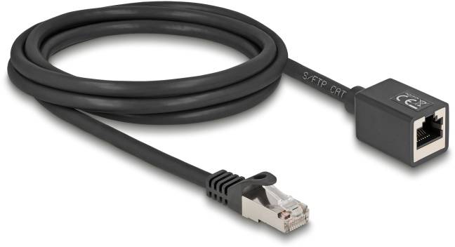 Netzwerkkabel mit RJ45-Stecker und Kupplung, geeignet für Ethernet-Verbindungen. Schwarzes, abgeschirmtes Kabel für sichere Datenübertragung.