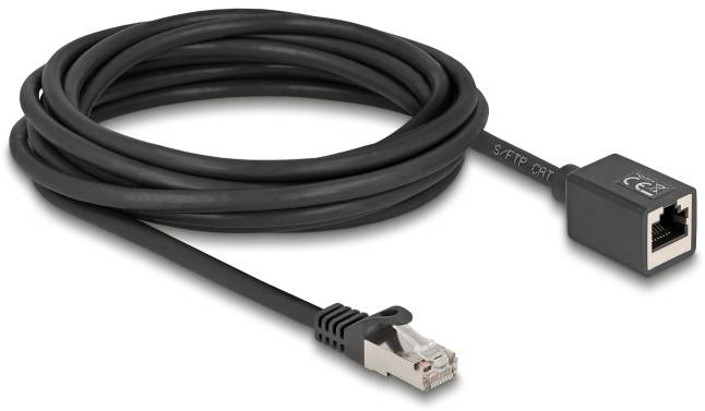 Ein schwarzes Netzwerkkabel mit einem RJ45-Stecker auf einer Seite und einer RJ45-Buchse auf der anderen Seite.