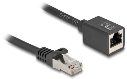 Ein Ethernet-Kabel mit Stecker und Buchse, auf weißem Hintergrund.