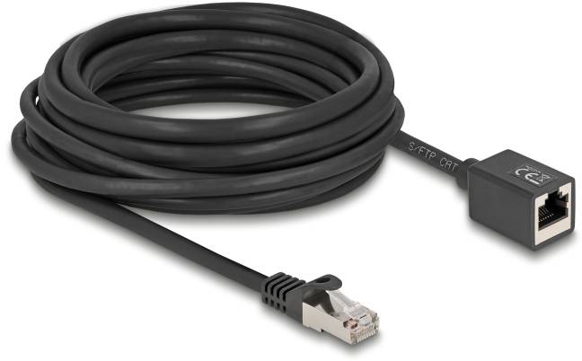 Schwarzes Netzwerkkabel, aufgerollt; ein Ende mit RJ45-Stecker, das andere mit einer Buchse, CE-Kennzeichnung sichtbar.