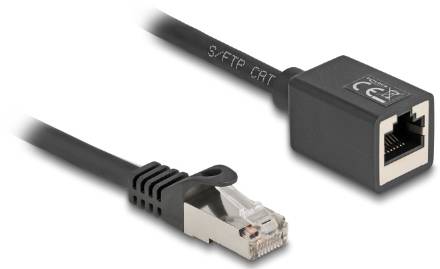 Schwarzes Ethernet-Kabel mit einem RJ45-Stecker und einer Kupplung, geeignet für Netzwerkanwendungen.