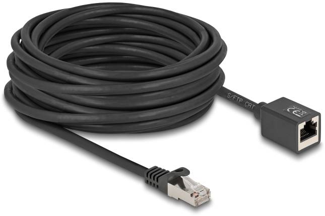 Ein langes, aufgewickeltes schwarzes Netzwerkkabel mit einem RJ45-Stecker auf einer Seite und einem RJ45-Buchsenadapter auf der anderen.