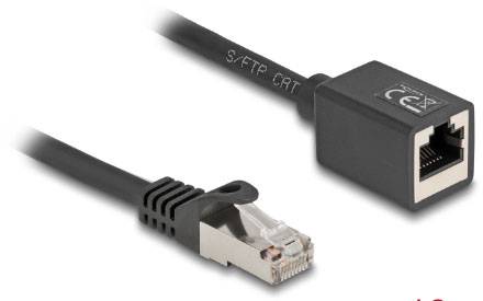 Ein schwarzes Netzwerkkabel mit RJ45-Stecker an einem Ende und einem Keystone-Kupplungsadapter am anderen Ende.