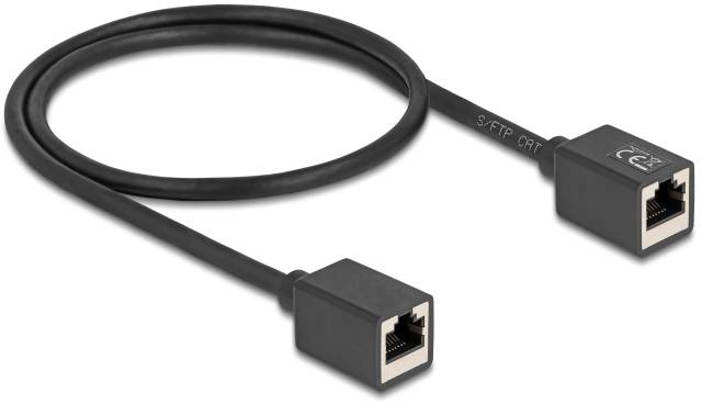 Ein schwarzes Ethernet-Kabel mit zwei RJ45-Steckern an den Enden, das zur Datenübertragung in Netzwerken verwendet wird.