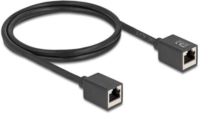 Ein schwarzes Netzwerkkabel mit zwei RJ45-Steckern, geeignet für Ethernet-Verbindungen. Es ist aufgerollt und beschriftet als 'S/FTP CAT'.