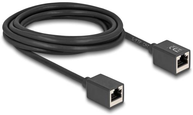Schwarzes Ethernet-Kabel, an beiden Enden mit RJ45-Steckern. Geeignet für Netzwerkverbindungen und schnelle Datenübertragung.
