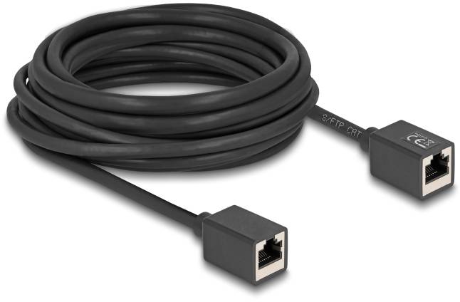 Schwarzes Ethernet-Kabel, lang aufgerollt, mit zwei RJ45-Steckern an den Enden. Geeignet für Netzwerkverbindungen.
