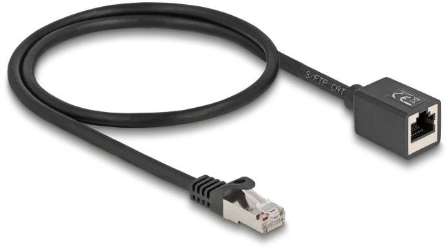 Ein schwarzes Netzwerkkabel mit RJ45-Stecker und einer Endbuchse. Gezeigt ist die Kategorie S/FTP Cat 7.