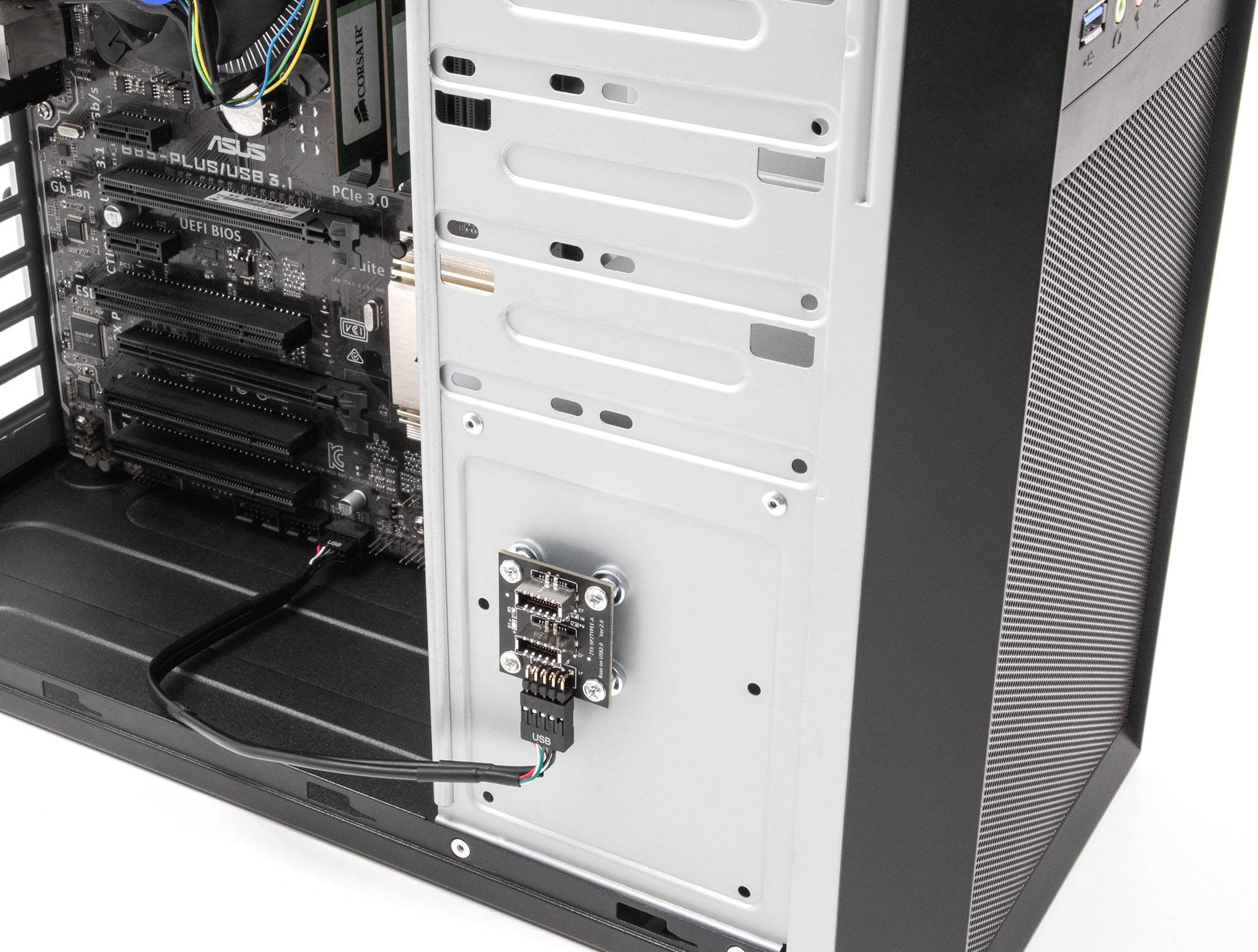 Ein geöffneter Computer zeigt das Innenleben eines Gehäuses mit sichtbarem Motherboard, Kabeln und einer installierten Erweiterungskarte.