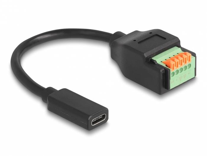 Ein schwarzes USB-C-Kabel mit Adapter, der an einen grünen und orangefarbenen Industriestecker anschließt.