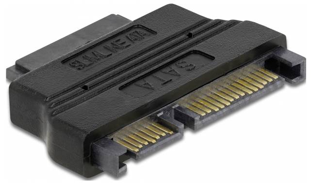Ein SATA-zu-IDE-Adapter mit schwarzen Kunststoffanschlüssen und goldenen Kontaktelementen.
