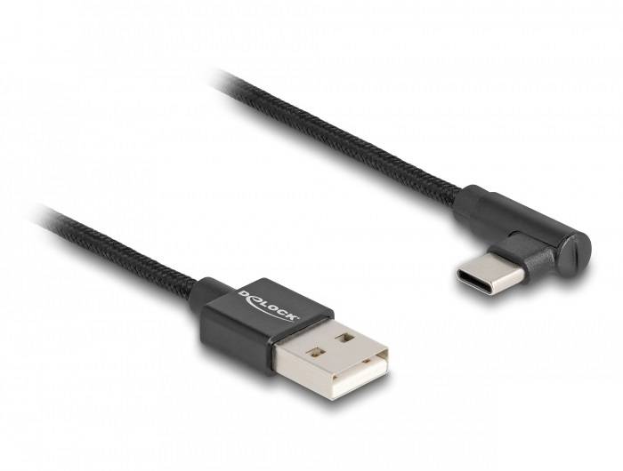 USB-A-zu-USB-C-Kabel mit um 90 Grad abgewinkeltem USB-C-Stecker, schwarzer Nylonummantelung. Ideal für platzsparendes Laden.