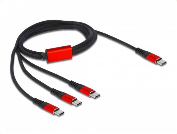 Ein schwarzes Kabel mit rotem Stecker teilt sich in vier Enden, jeweils mit USB-C-Anschluss, geeignet für daten- bzw. stromsensitive Geräte.