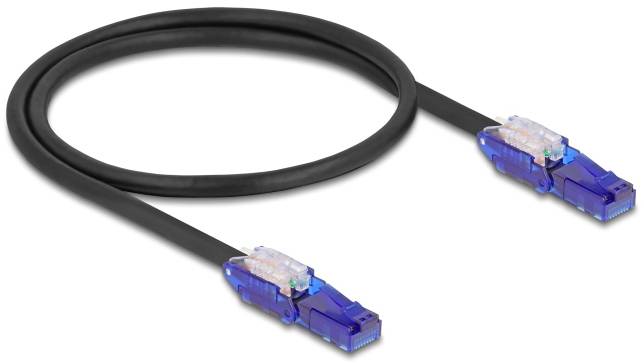 Ethernet-Kabel mit blauen Steckern an beiden Enden. Geeignet für Netzwerkverbindungen.