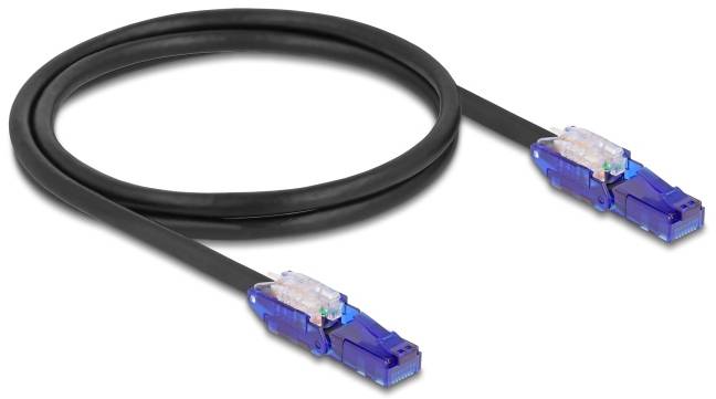 Schwarzes Netzwerkkabel mit zwei blauen RJ45-Steckern an den Enden, geeignet für die Datenübertragung in Netzwerken.