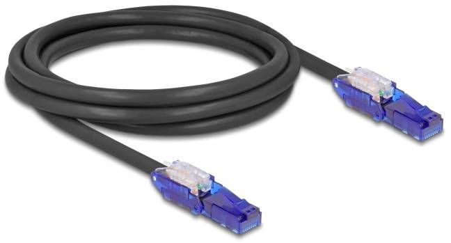 Schwarzes Netzwerkkabel mit blauen Steckern an beiden Enden, zum Verbinden von Geräten in einem lokalen Netzwerk.